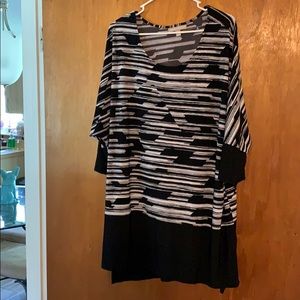 Black/white shirt with zippered 3/4 sleeves